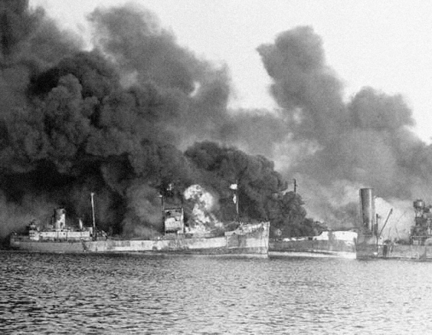 El SS John Harvey de la armada de EEUU liberando su carga tóxica en el puerto de Bari durante la II Guerra Mundial